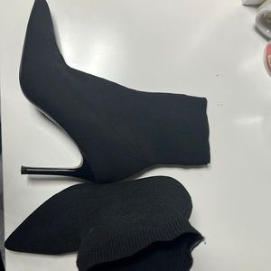 STEVE MADDEN Black Booties, Size: 6.5